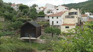 Casa de cortiça está a ser construída na aldeia de Famalicão da Serra